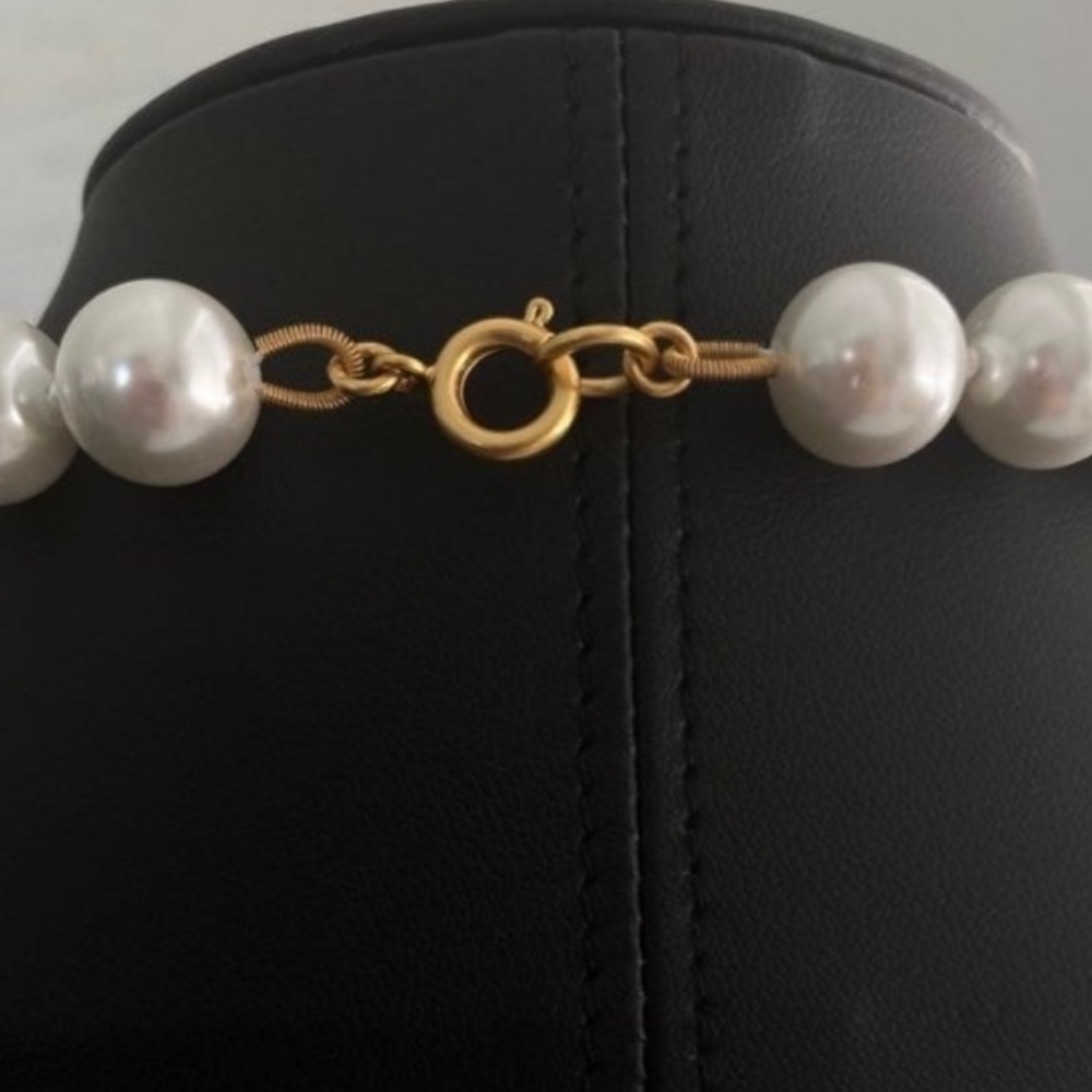 Sold out Roxanne pearl Logo statement necklace - Picture 7 of 7